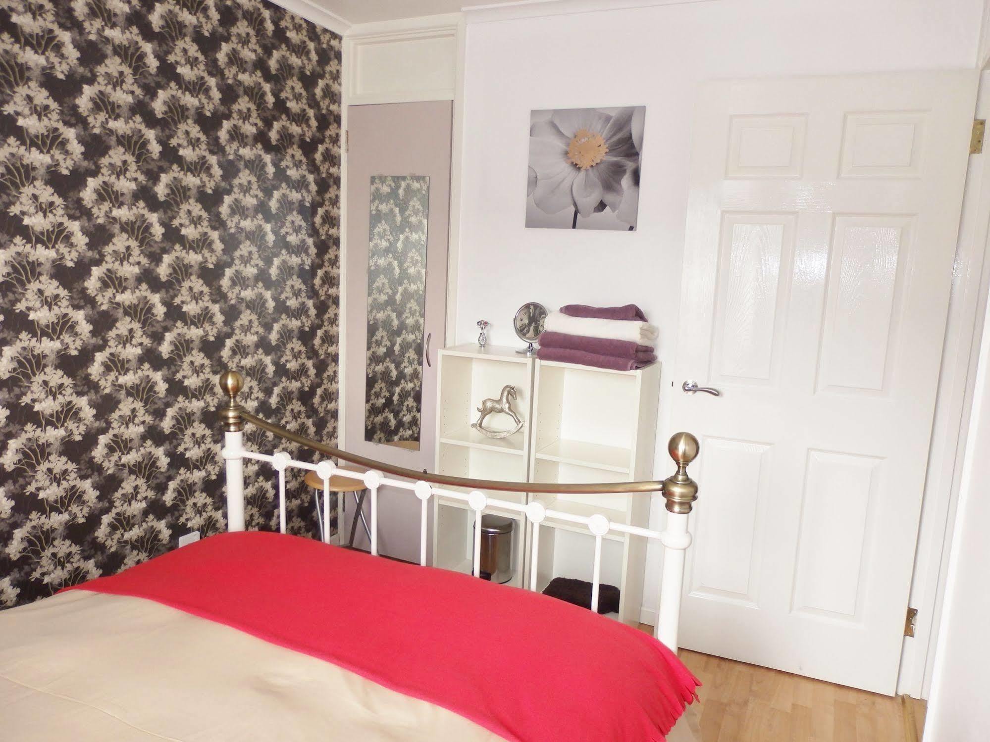 Excellent Location - City Centre - Parking - 4 Beds -2 Bedrooms Белфаст Экстерьер фото