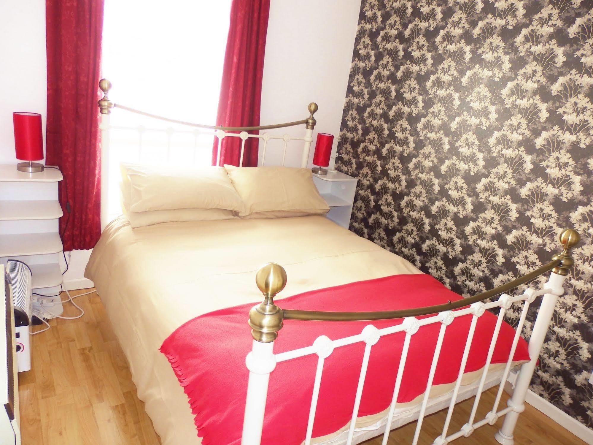 Excellent Location - City Centre - Parking - 4 Beds -2 Bedrooms Белфаст Экстерьер фото